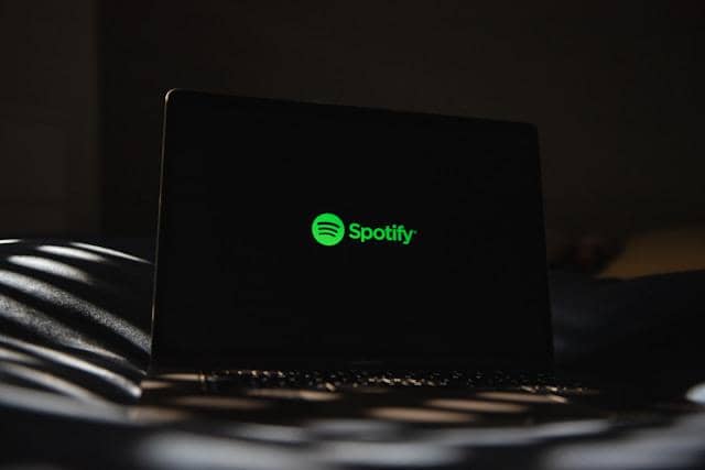 ilustrasi Spotify di MacBook Pro