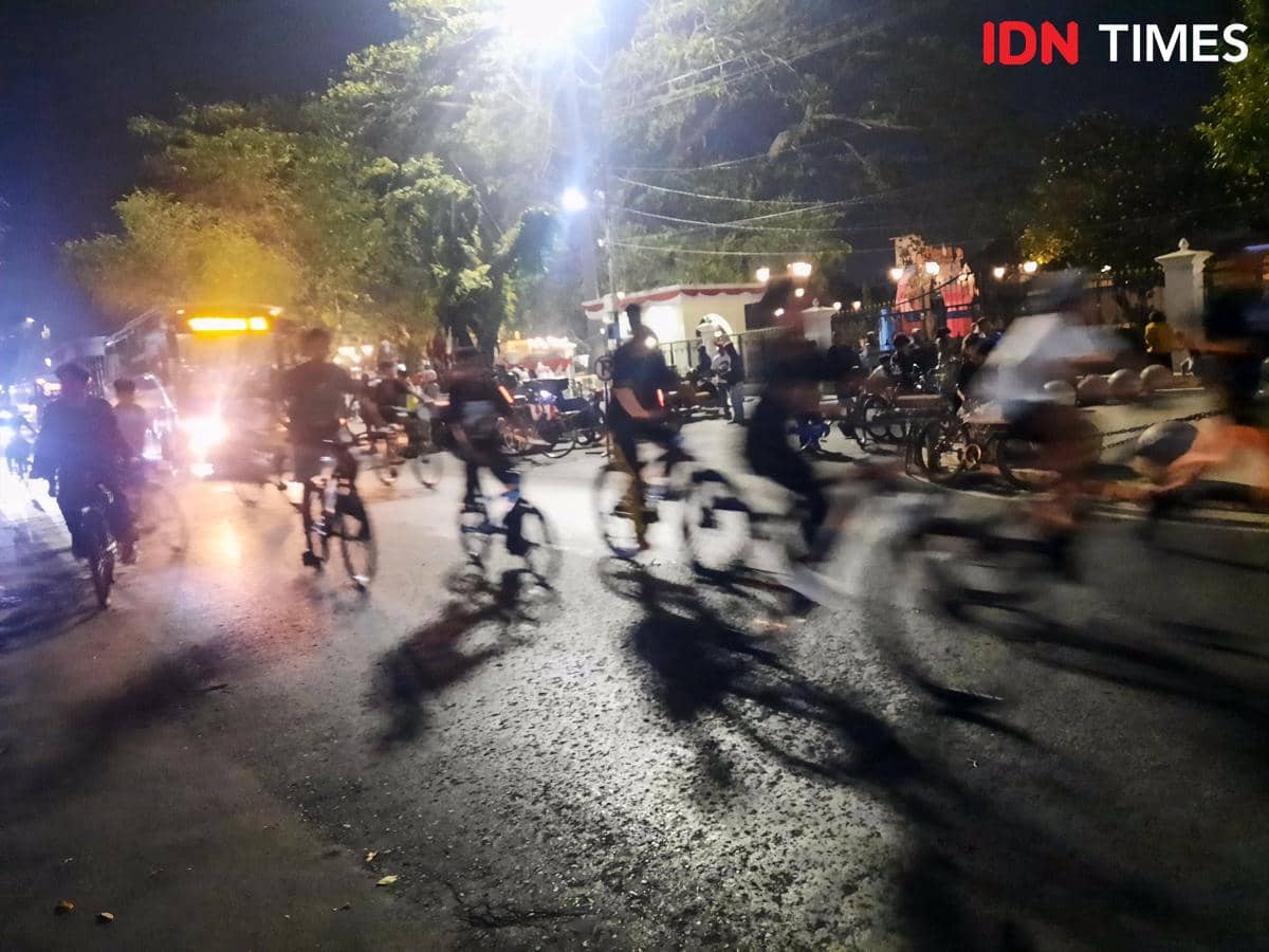 Ribuan pesepeda melintasi Jalan Malioboro pada kegiatan Jogja Last Friday Ride ke-195 di Yogyakarta, Jumat malam.