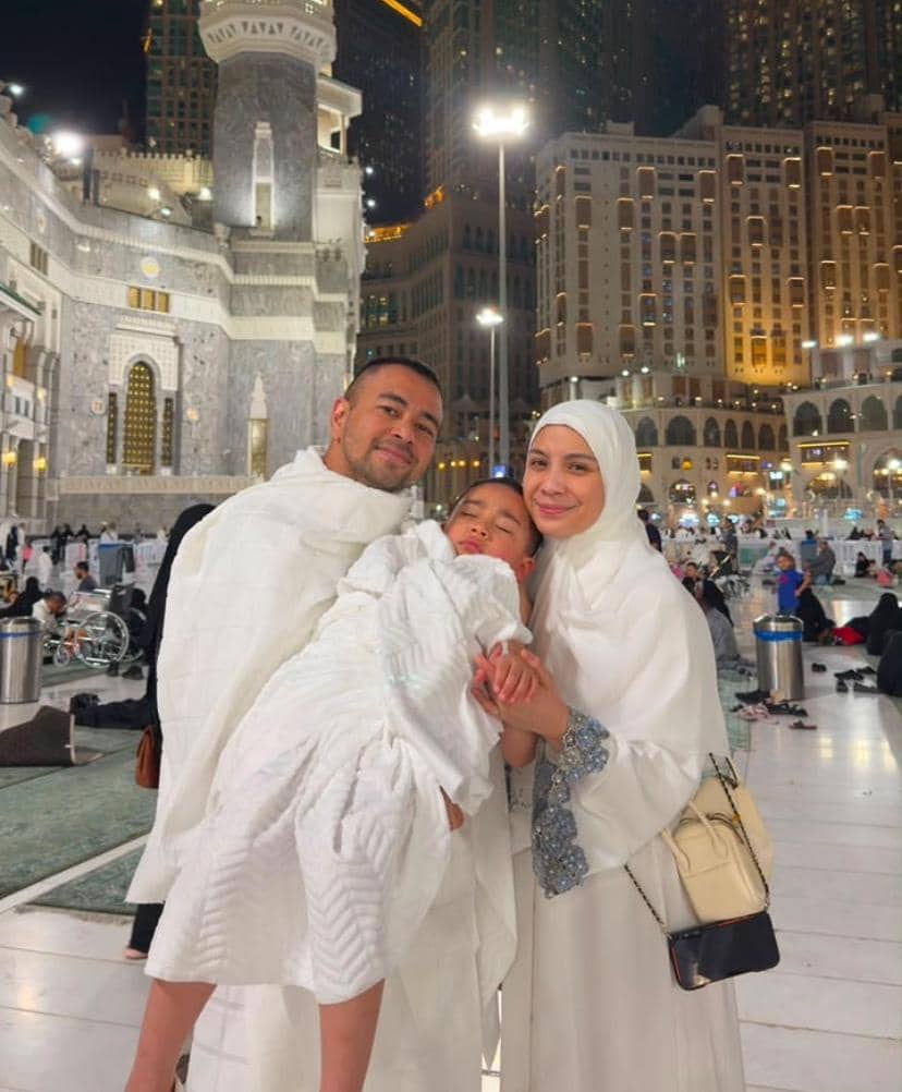 Rayyanza berpose bersama kedua orangtuanya saat menjalankan ibadah umrah di Tanah Suci dalam sebuah potret.