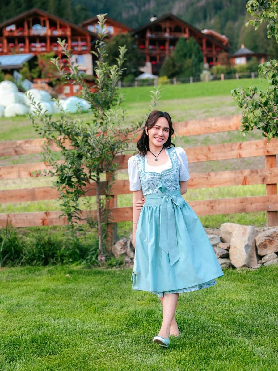Shandy Aulia mengenakan Dirndl, pakaian tradisional Jerman