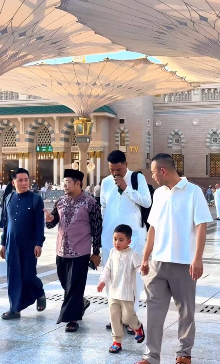 Rayyanza bersama kedua orangtuanya dalam potret keluarga saat menjalankan ibadah umrah di Tanah Suci.