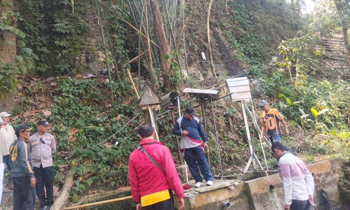 Sejumlah polisi menyelidiki lokasi dugaan aksi mesum sesama jenis di pinggir Sungai Brantas, Malang.