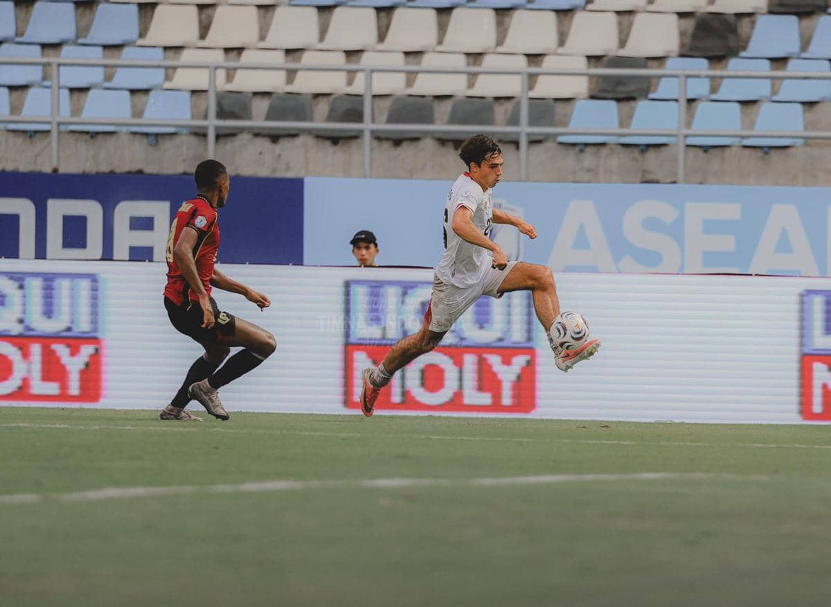 Para pemain Timnas Indonesia dan Timor Leste bertanding memperebutkan bola dalam laga Piala AFF 2026.