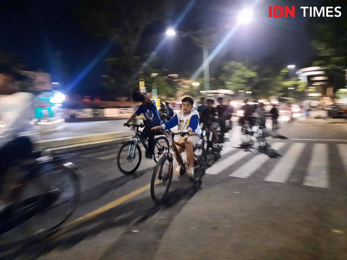 Ribuan pesepeda memadati jalanan Kota Yogyakarta saat mengikuti Jogja Last Friday Ride ke-195 pada malam hari.