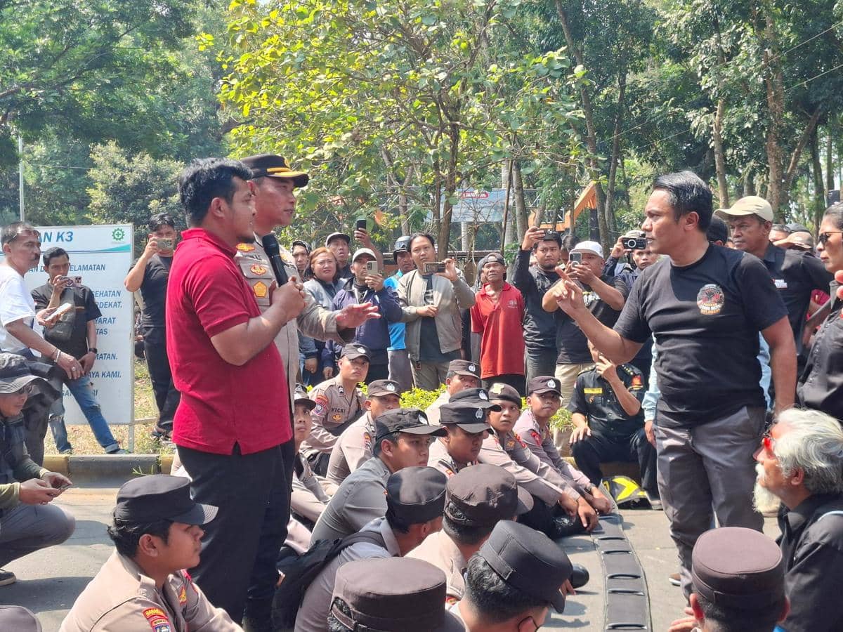Peserta aksi demonstrasi berkumpul di kawasan Bendungan Lahor, Kabupaten Malang, dalam kegiatan penyampaian aspirasi.