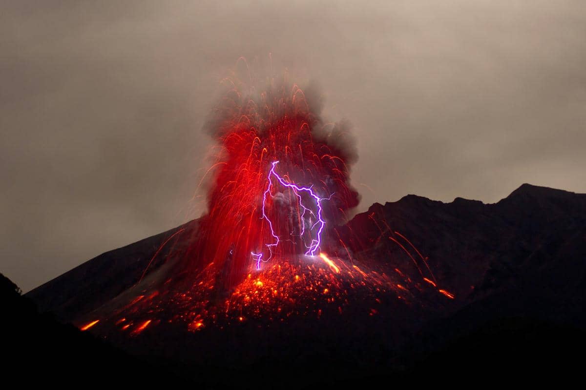 Kenapa Letusan Gunung Berapi Bisa Menghasilkan Petir?