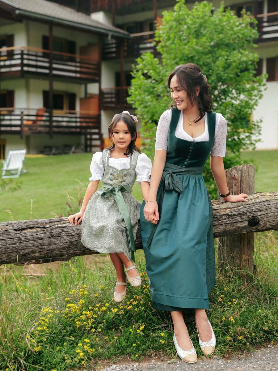 Shandy Aulia mengenakan Dirndl, pakaian tradisional Jerman