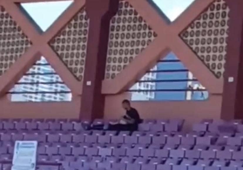 Sejoli Diduga Bermesraan di Tribun Lapangan Thor Viral di Medsos