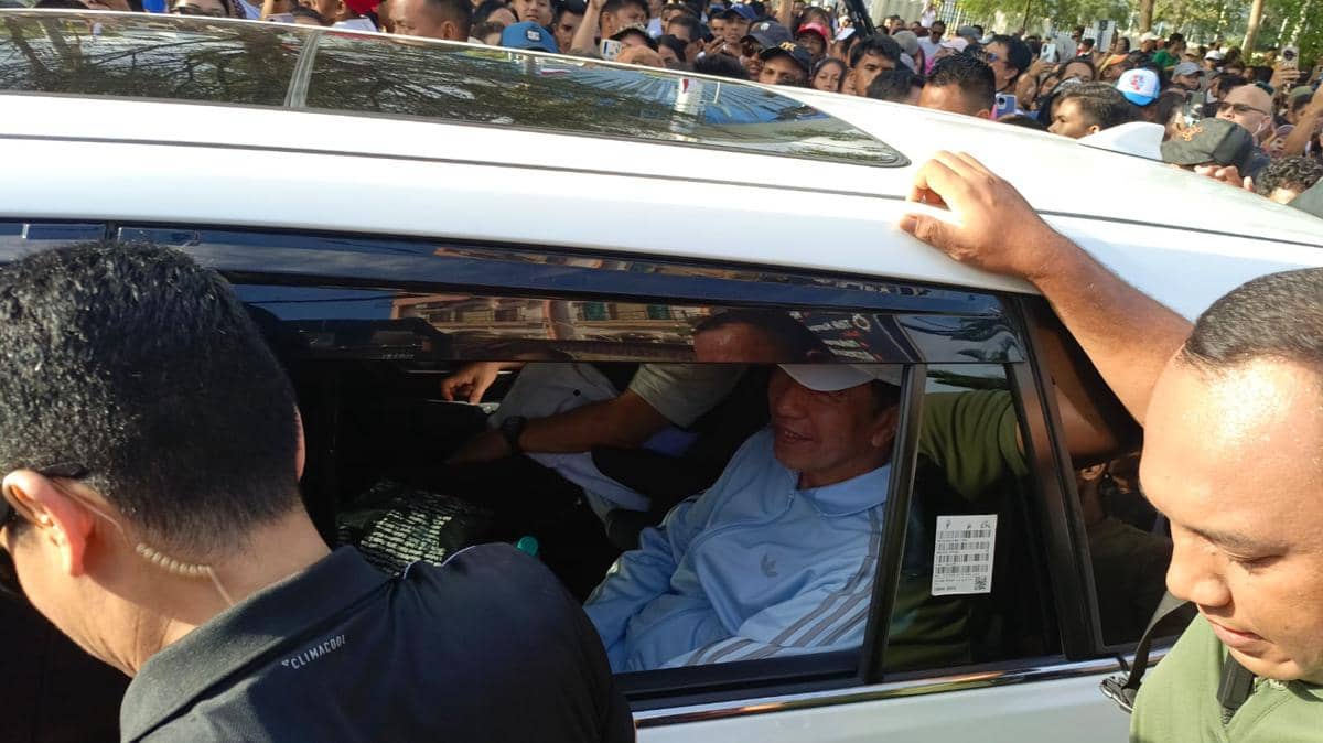 Presiden Jokowi dikerumuni warga yang antusias saat berada di arena kegiatan Car Free Day Kota Kupang.