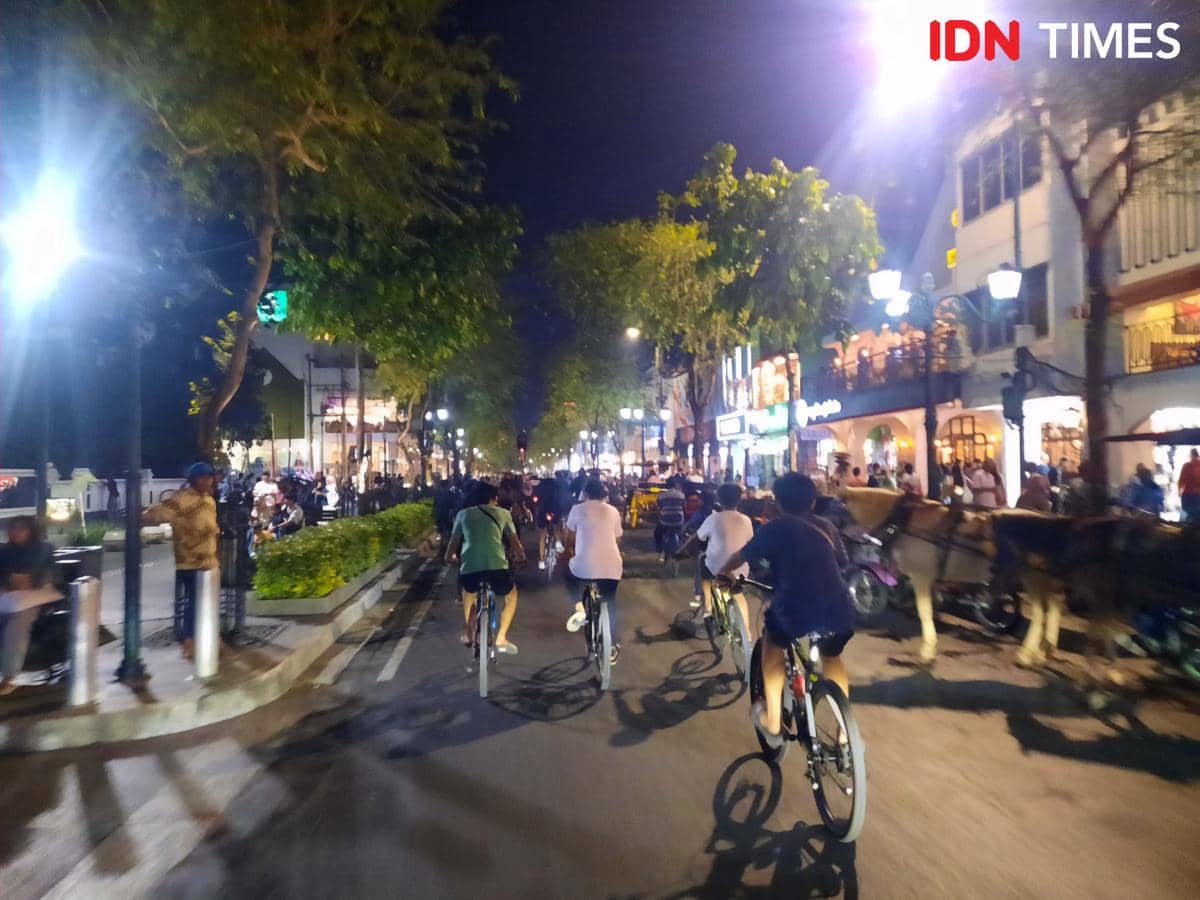 Ribuan pesepeda memadati Jalan Malioboro saat mengikuti Jogja Last Friday Ride ke-195 di Yogyakarta pada malam hari.