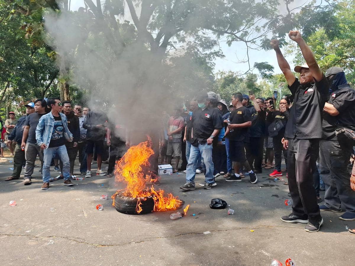 Demo Portal Bendungan Lahor Memanas