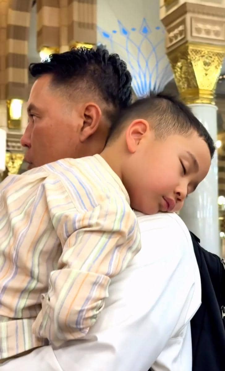 Rayyanza bersama kedua orang tuanya saat menjalankan ibadah umrah, dalam unggahan Instagram raffinagita1717.