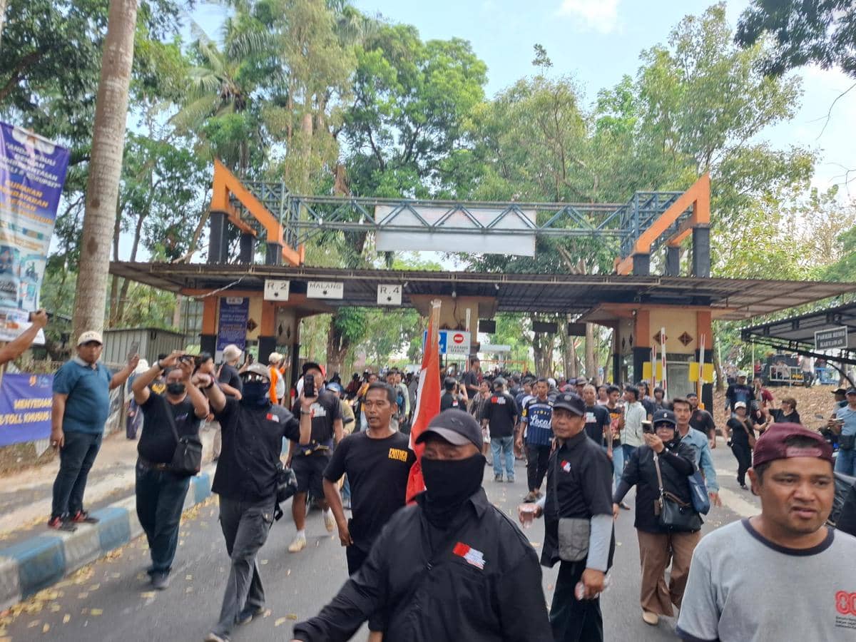 Sejumlah massa aksi membuka paksa gerbang Bendungan Lahor, terlihat berkumpul di depan pintu masuk area bendungan.