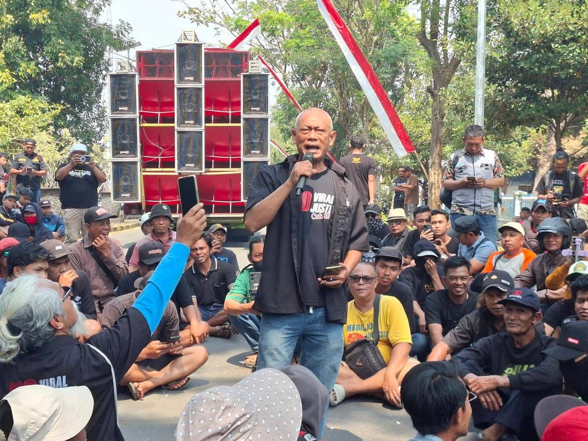 Sejumlah peserta aksi demonstrasi berkumpul di area Bendungan Lahor, Kabupaten Malang, untuk menyampaikan aspirasi.
