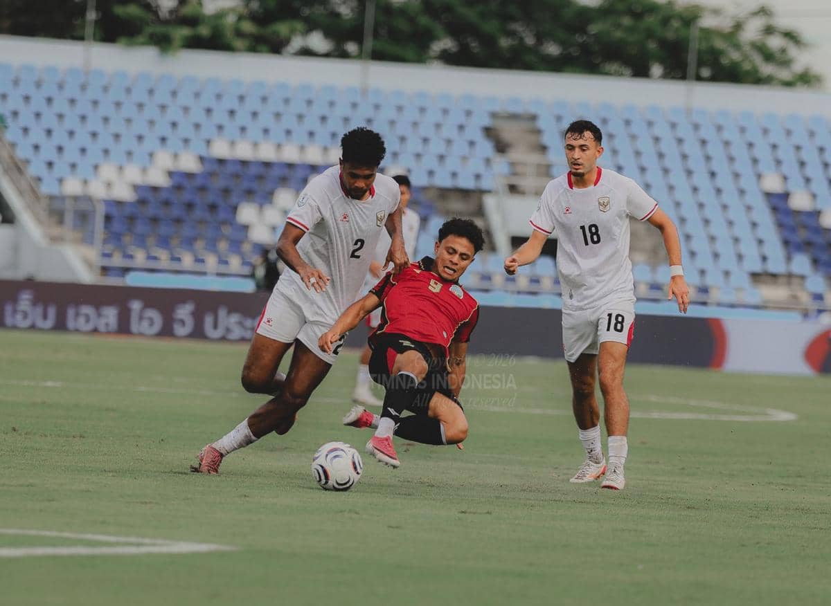 Pemain Timnas Indonesia dan Timor Leste bertanding dalam laga Piala AFF 2026 di lapangan sepak bola.