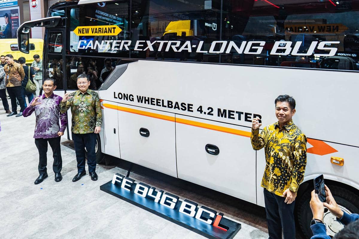 Mitsubishi Fuso Canter Extra Long Bus berwarna putih dengan bodi memanjang dipamerkan dalam peluncuran KTB.