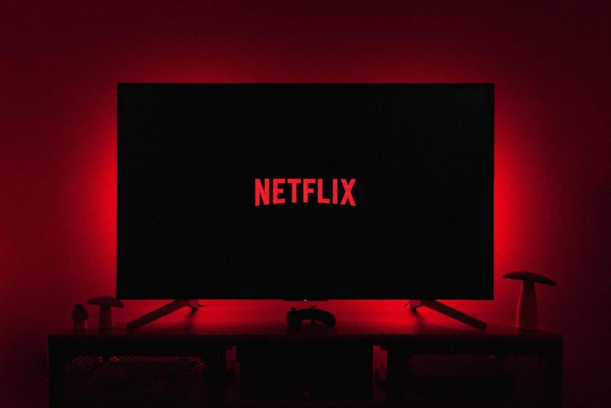 Ilustrasi televisi menampilkan konten dari Netflix (unsplash.com/Thibault Penin)