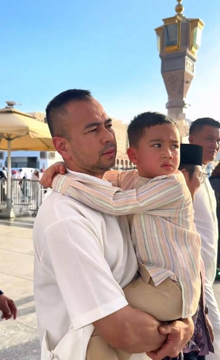 Potret Rayyanza saat umrah bersama kedua orang tuanya dalam unggahan akun Instagram @raffinagita1717.