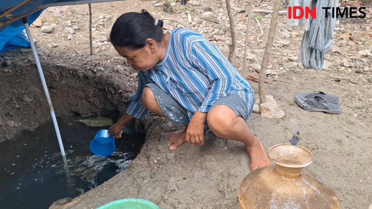 Kemarau Landa Ngawi, Warga Gali Dasar Sungai demi Dapat Air Bersih