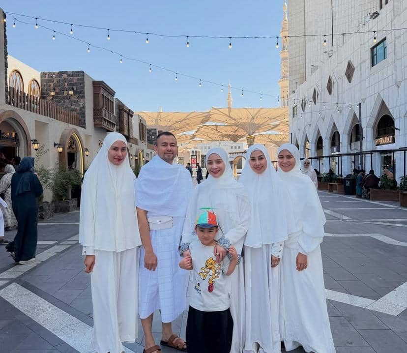 Rayyanza berpose bersama kedua orangtuanya saat menjalani ibadah umrah, seperti diunggah di Instagram.