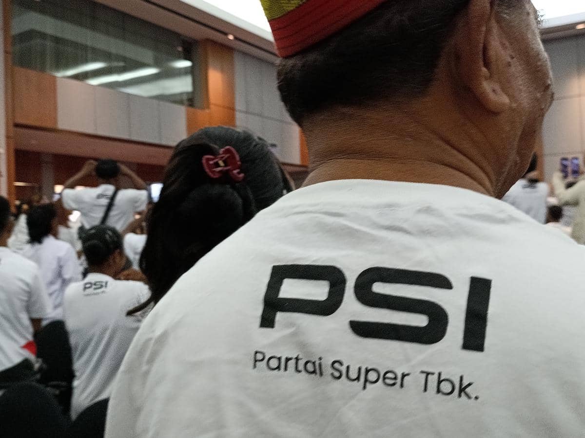 Sejumlah simpatisan PSI di Kupang menyambut Jokowi sambil membawa bendera dan atribut partai berwarna merah.