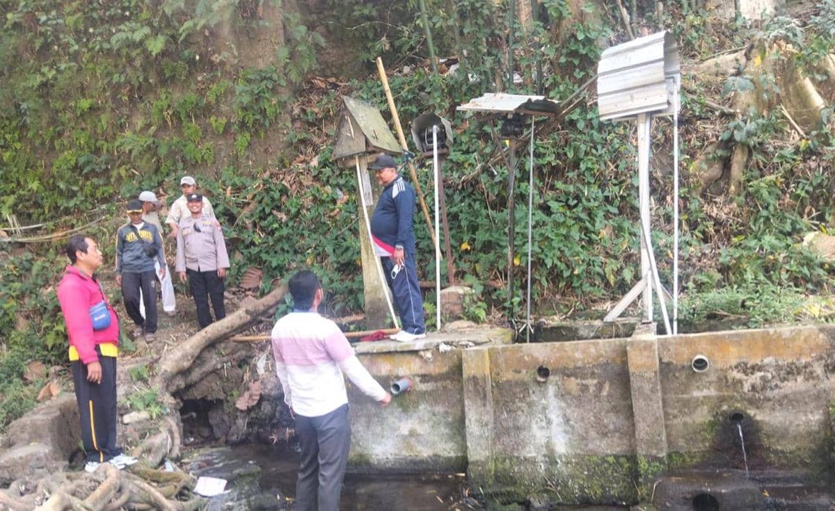 Petugas kepolisian menyelidiki lokasi di tepi Sungai Brantas, Malang, terkait dugaan aksi asusila.