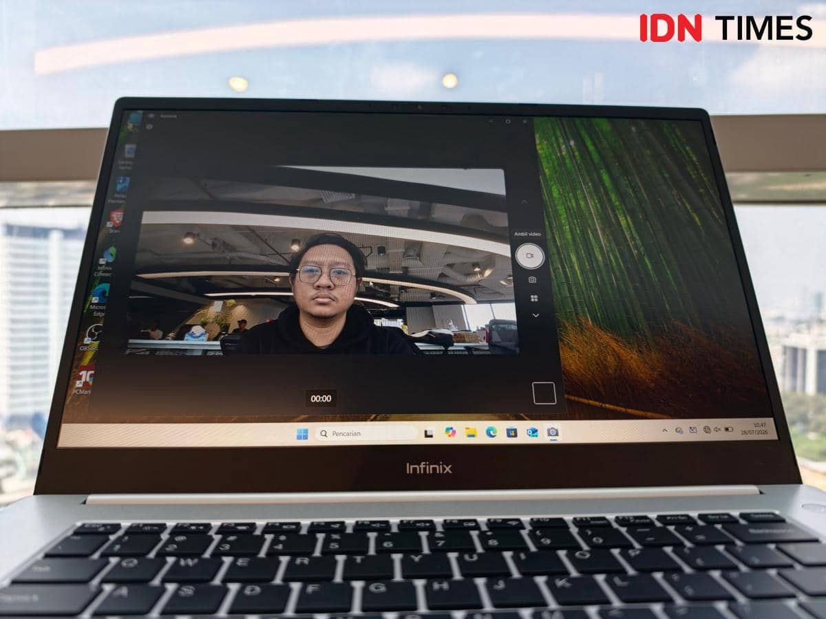 Laptop Infinix XBOOK 15 dengan layar terbuka dan keyboard terlihat dalam dokumentasi produk IDN Times.