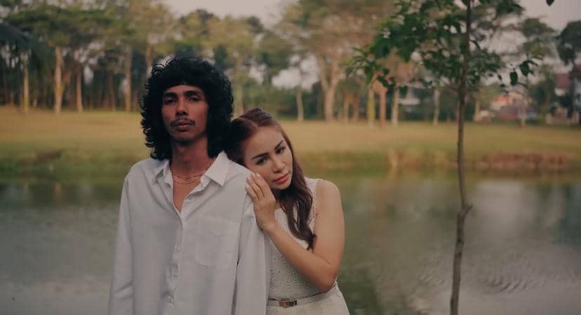 Makna Lagu “Sudah Tahu Tuhan Kita Berbeda - enau dan Momo Geisha