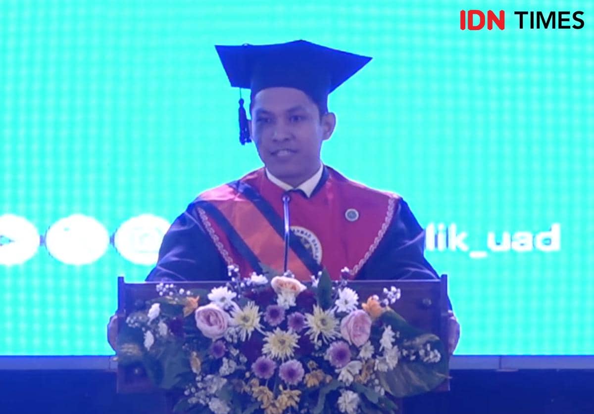 Wisudawan dari Prodi Hukum, Hafiz Ahmad Rumalutur. (IDN Times/Herlambang Jati Kusumo)