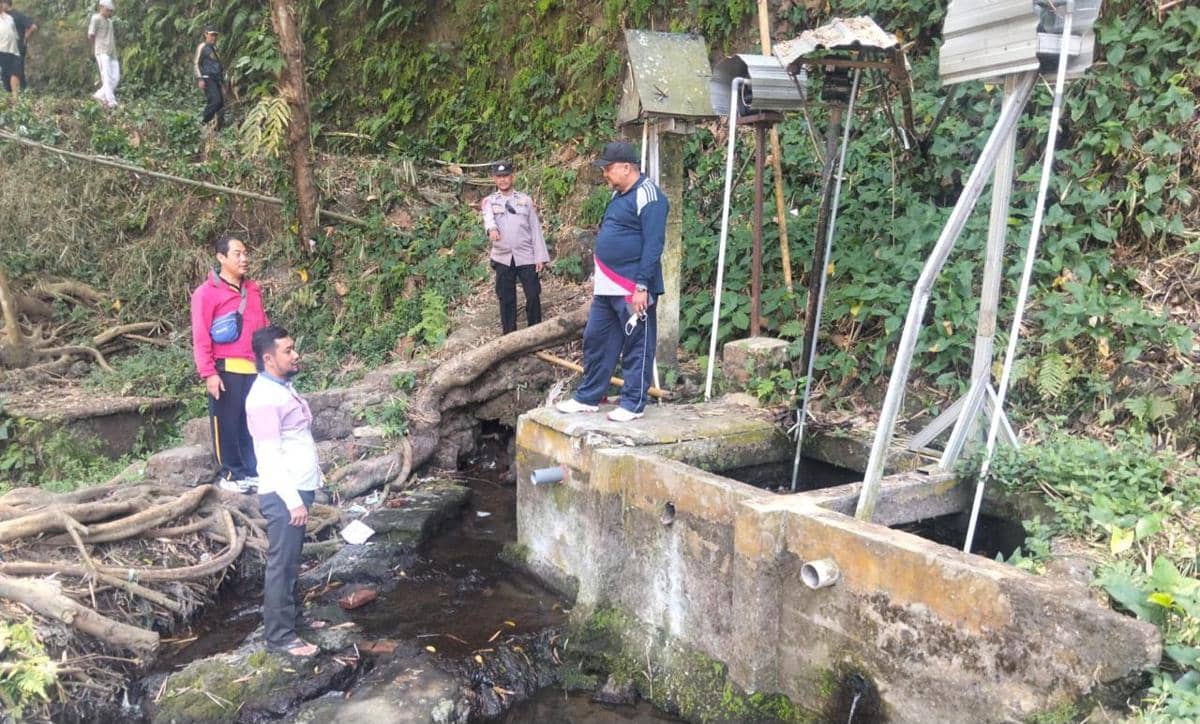 Sejumlah polisi menyelidiki lokasi di tepi Sungai Brantas, Malang, yang disebut dalam laporan aksi mesum.