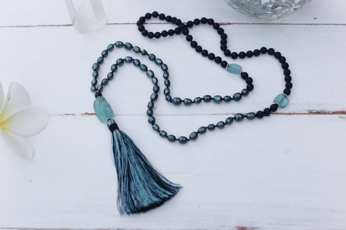 Ilustrasi aksesori tassel necklace