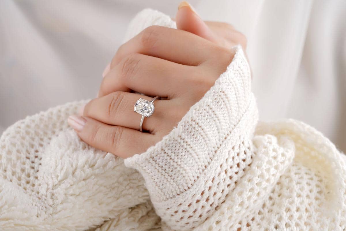 Ilustrasi aksesori antique-cut diamond ring