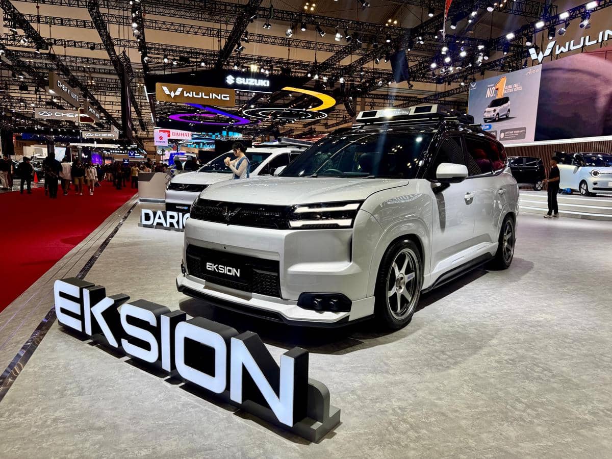 Wuling Eksion dipamerkan di area pameran GIIAS 2026 dengan tampilan eksterior kendaraan yang modern.