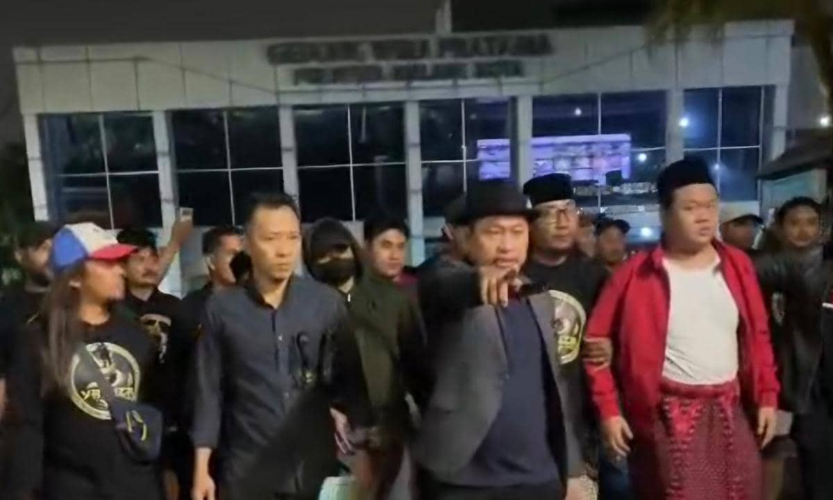 GM berkemeja merah diserahkan kepada anggota Satreskrim Polresta Malang Kota dalam penanganan perkara.