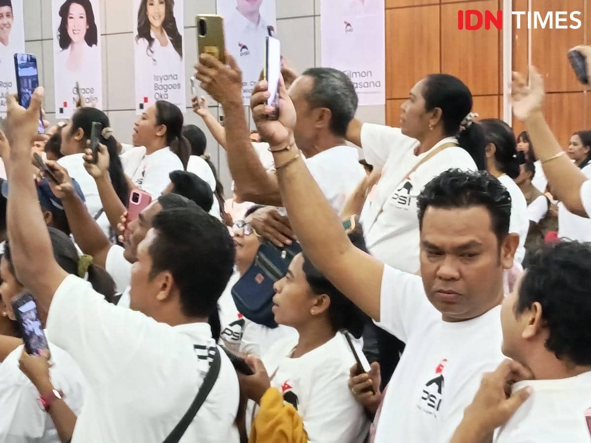 Sejumlah kader, relawan, dan simpatisan PSI berkumpul menyambut Jokowi yang memimpin rapat di Kupang.