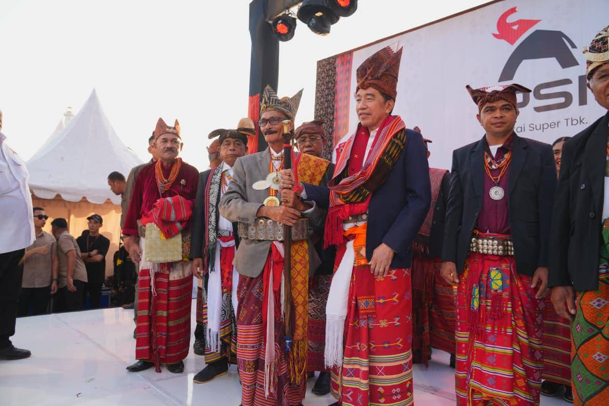 Jokowi Dianugerahi Gelar Raja Timor, Disambut Antusias Masyarakat NTT