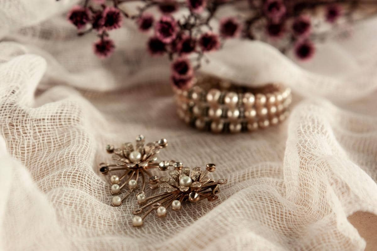 Ilustrasi aksesori floral clip-on earings