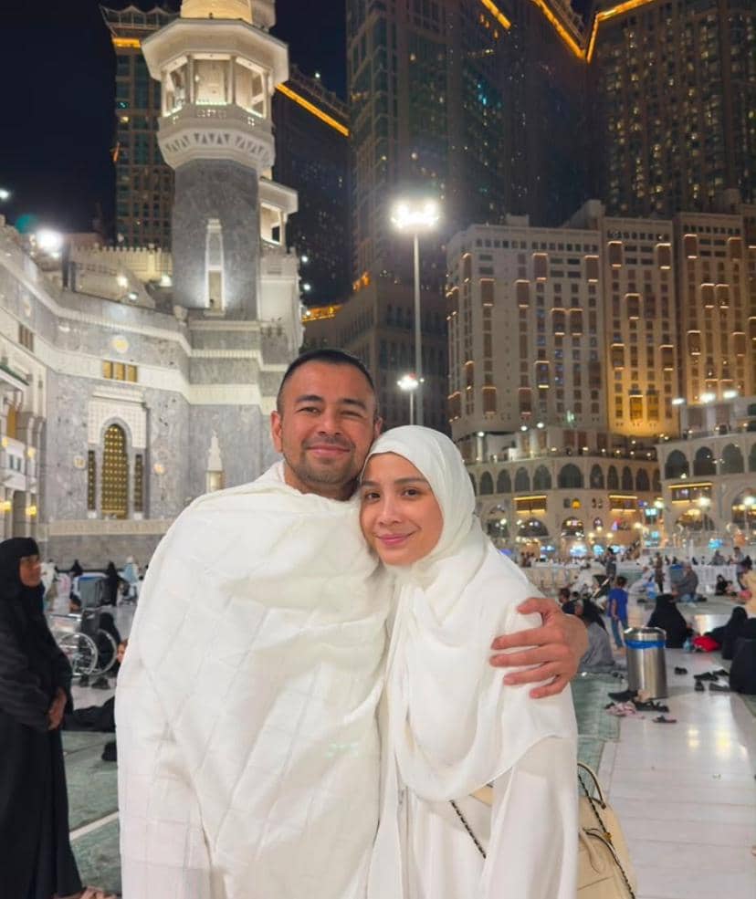 Rayyanza bersama kedua orang tuanya saat menjalankan ibadah umrah, dalam potret yang dibagikan melalui Instagram.