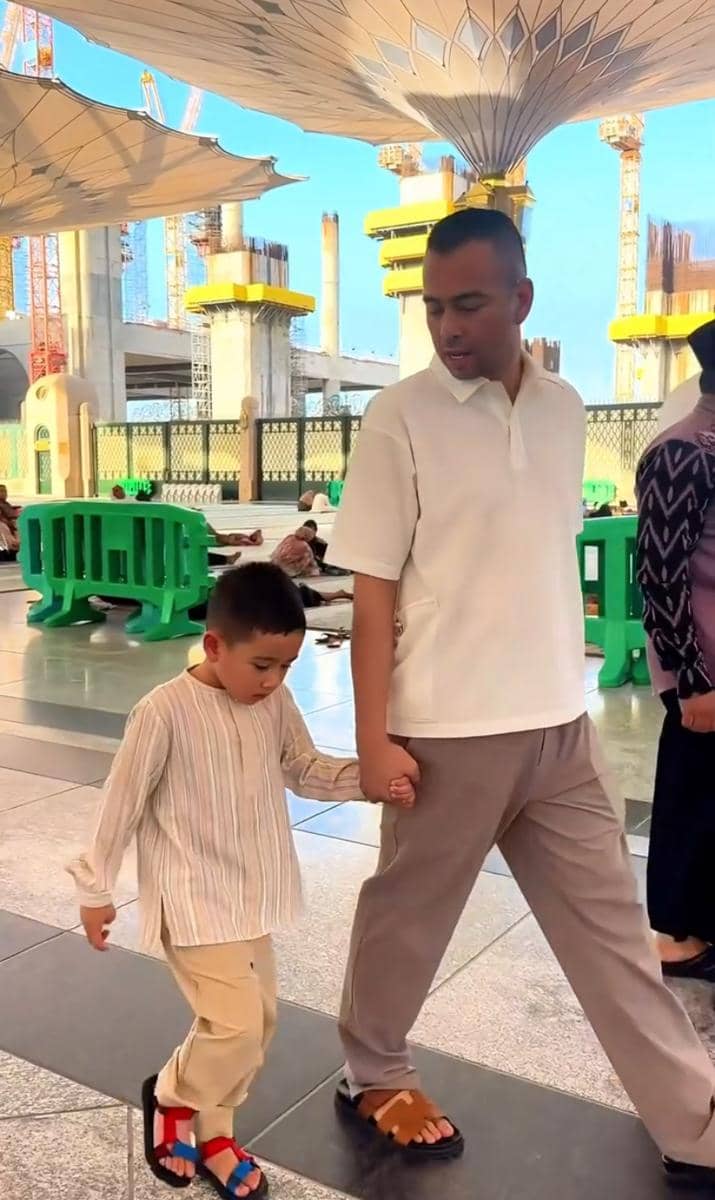 Rayyanza bersama kedua orang tuanya saat menjalankan ibadah umrah dalam potret keluarga di Tanah Suci.