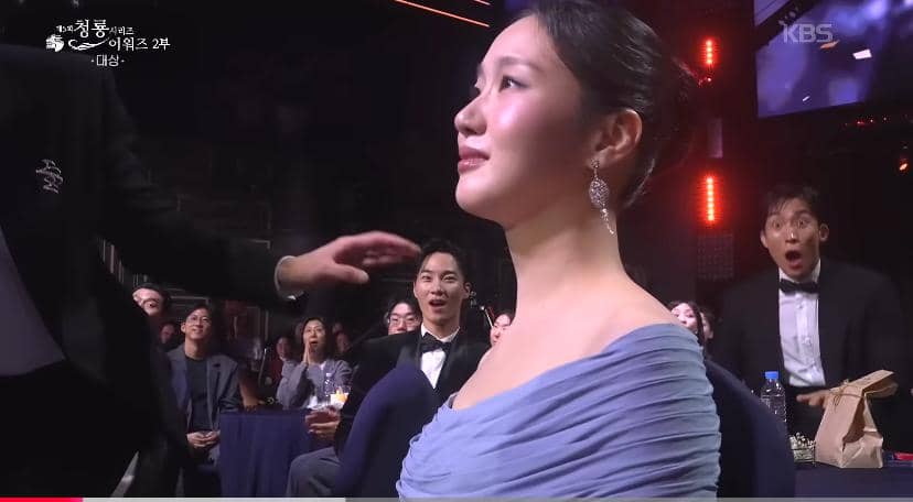 Suasana momen ikonik dalam ajang Blue Dragon Series Awards 2026 yang dibagikan melalui kanal YouTube KBS Entertain.