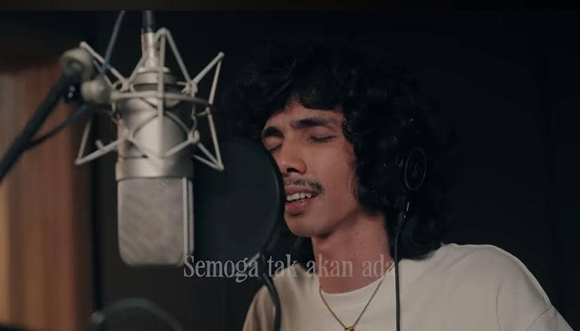 Cuplikan video YouTube “Sudah Tahu Tuhan Kita Berbeda” yang menampilkan Enau dan Momo dari kanal akuenau.