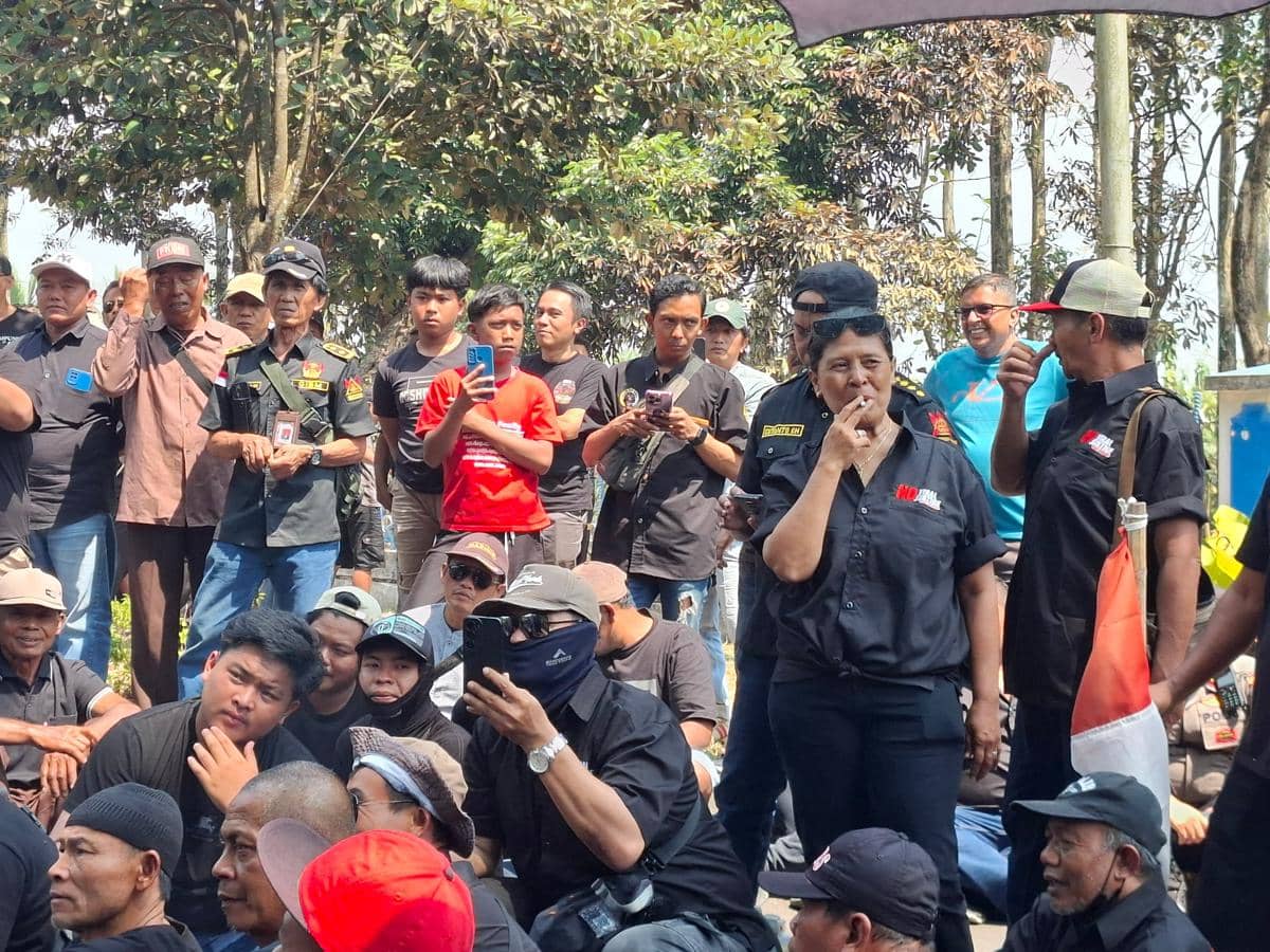Aksi demonstrasi berlangsung di kawasan Bendungan Lahor, Kabupaten Malang, dalam dokumentasi liputan IDN Times.