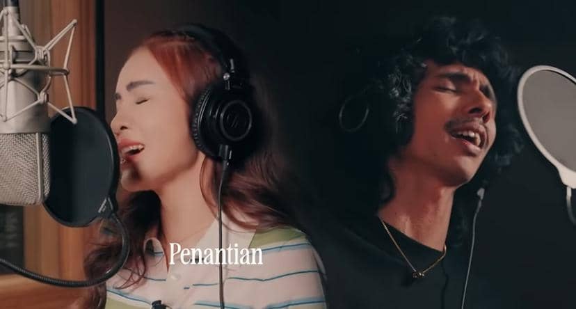 Cuplikan video YouTube “Sudah Tahu Tuhan Kita Berbeda” yang menampilkan musisi Enau dan Momo bersama.