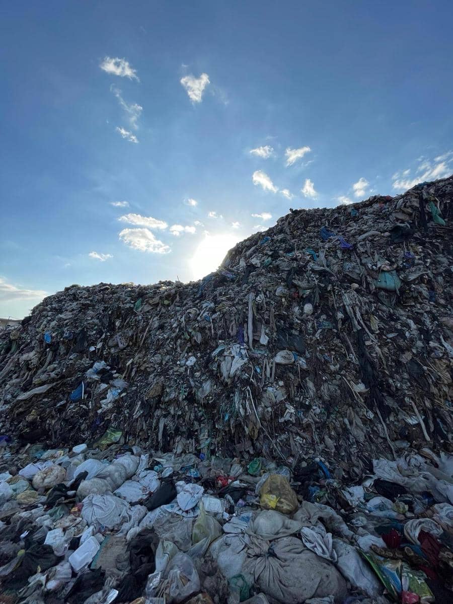 Tumpukan Sampah di TPA Tamangapa Makassar