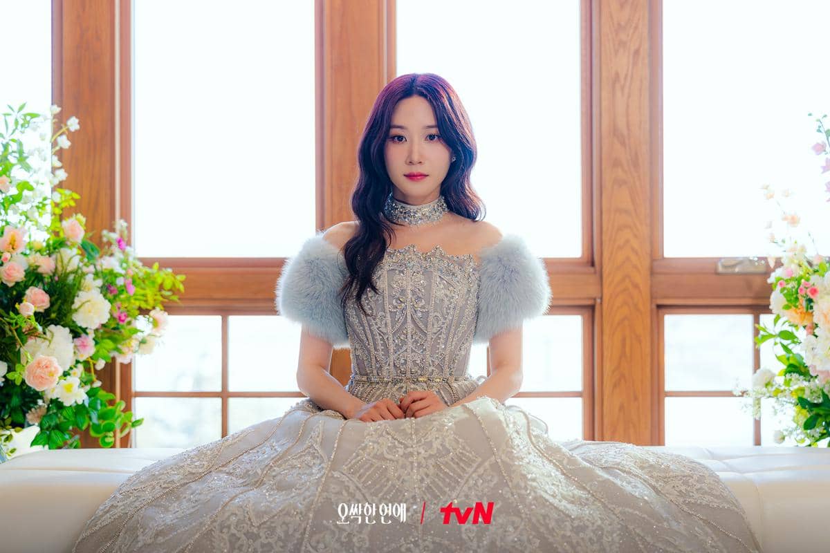 Cuplikan drama Spooky in Love dari tvN Drama memperlihatkan adegan para pemeran dalam suasana misterius.