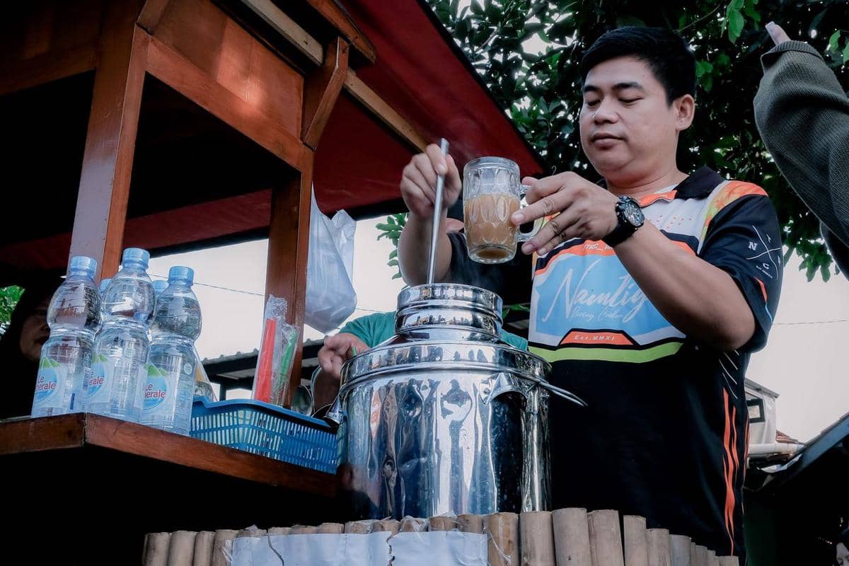 menyiapkan minuman
