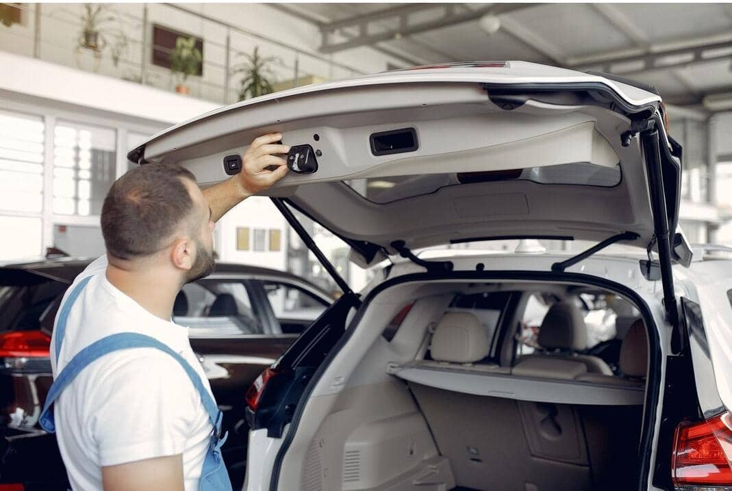 ilustrasi buka pintu bagasi mobil