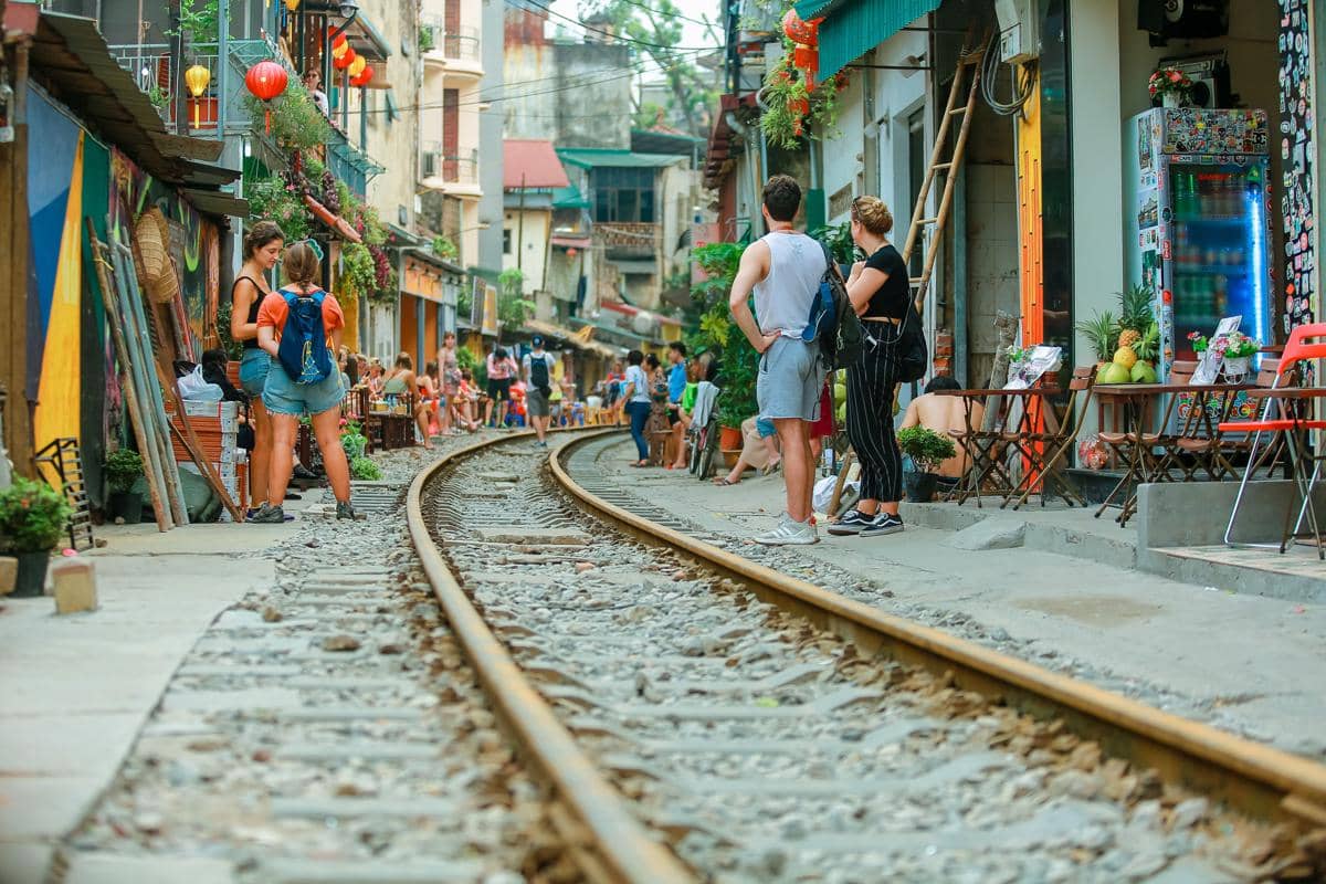 potret Hanoi Train Street