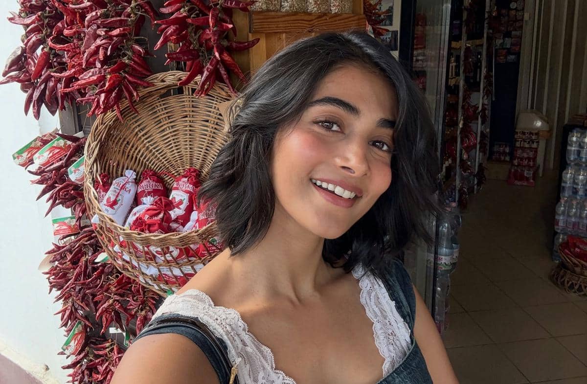 8 Potret Pooja Hegde Liburan di Budapest, Seru Banget!