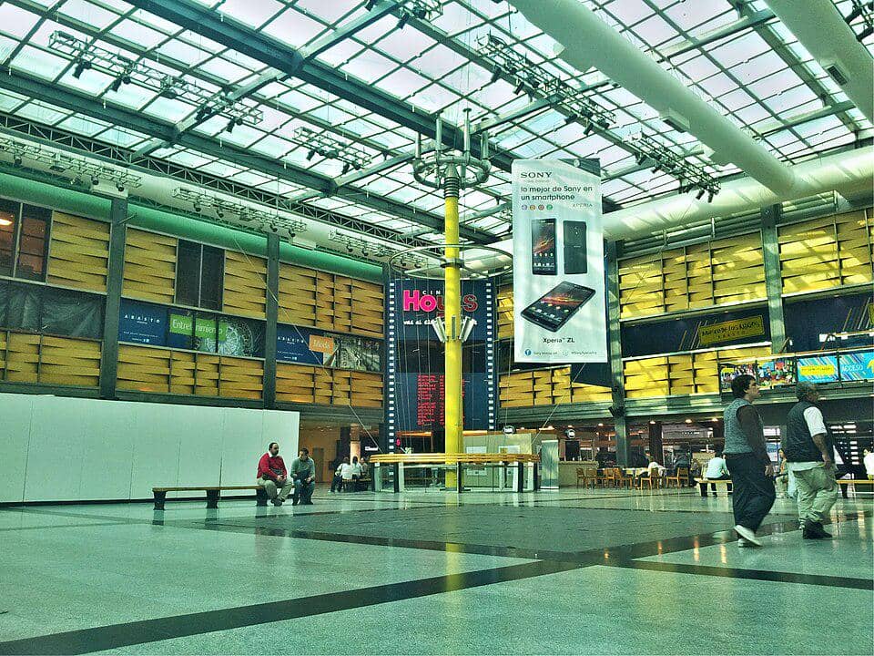 Area atrium besar di dalam Abasto Shopping yang terhubung langsung dengan kompleks bioskop Cine Hoyts.
